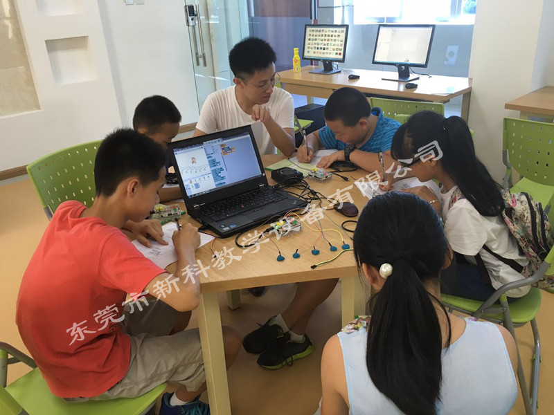 <a href='http://www.tjqijun.com' target='1' style='font-size:14px; font-weight:bold; color:#0080ff;'>创客实验室</a>