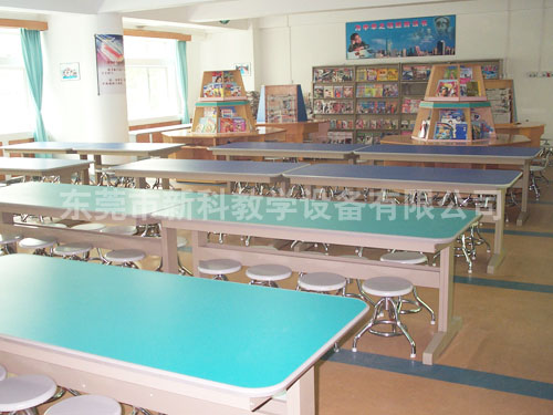 <a href='/chanpin/110-1.html' target='1' style='font-size:18px; font-weight:bold; color:#000000;'>图书阅览室</a>7