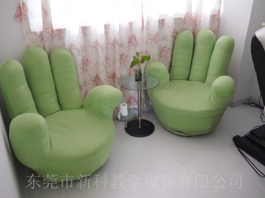 学校<a href='http://www.tjqijun.com' target='1' style='font-size:14px; font-weight:bold; color:#0080ff;'>心理咨询室</a>布置